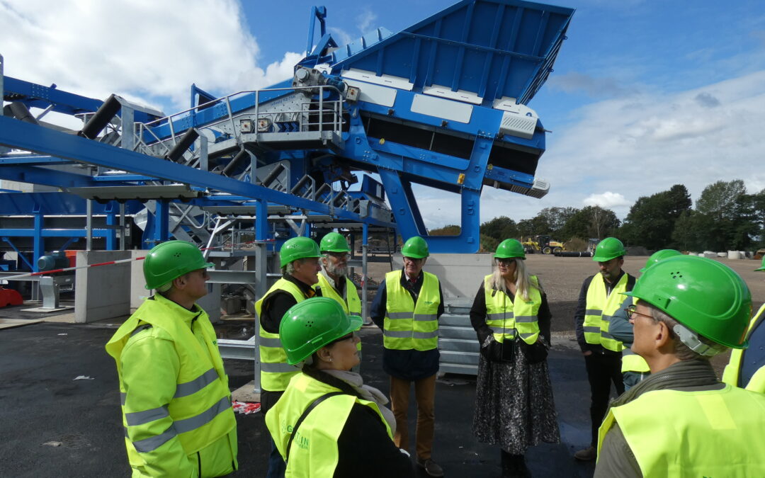 Der Arbeitskreis Umwelt & Bau bei der Besichtigung der Bauschutt-Recycling Anlage in Hünxe