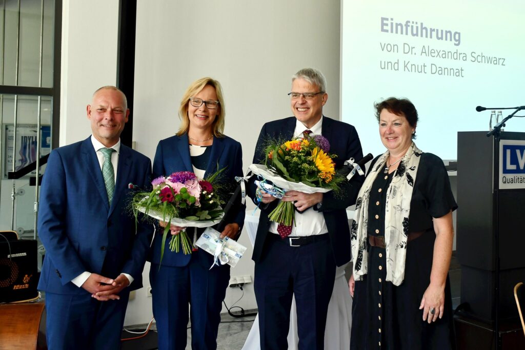 Das Bild zeigt Herrn Landesrat Dirk Lewandowski, Frau Landesrätin Dr. Alexandra Schwarz, Herrn Landesrat Knut Dannat und die Vorsitzende der Landschaftsversammlung, Frau Henk-Hollstein.